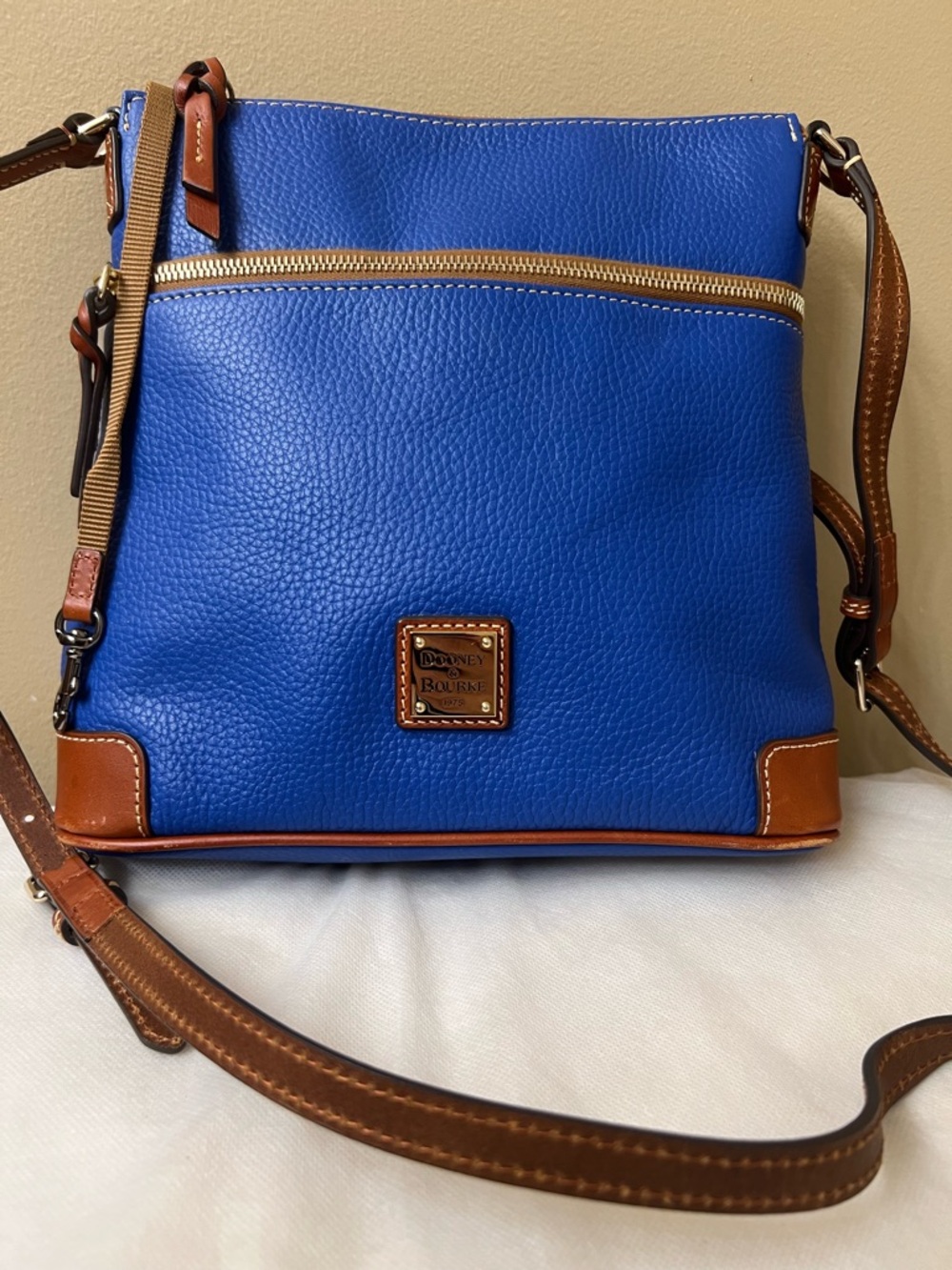 Dooney & Bourke Leather Crossbody EUC - Picture 5 of 16